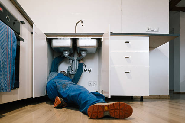 Professional Emergency Plumber technician working in Delphi, IN